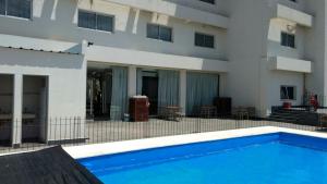 a swimming pool in front of a building at Hotel Plaza Andalgala in Andalgalá
