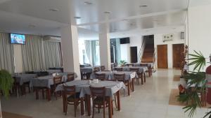 a restaurant with tables and chairs in a room at Hotel Plaza Andalgala in Andalgalá