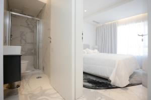 Et badeværelse på Sea Side Luxury Apartment + 56 billeder