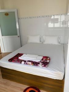 Een bed of bedden in een kamer bij Nhà Nghỉ Diễm Hằng