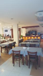 a restaurant with tables and chairs and a bar at Hotel Plaza Andalgala in Andalgalá