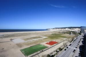 una vista aerea di una spiaggia con campo da calcio di Sea Side Luxury Apartment a Figueira da Foz