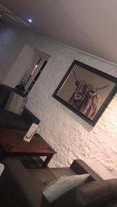 un soggiorno con una foto di un cavallo sul muro di The Mill House Hotel a Buckie