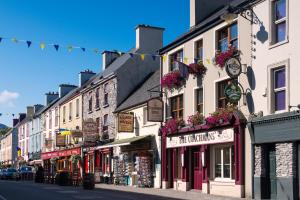 a row of buildings on a street with stores at Coachmans Townhouse Hotel in Kenmare