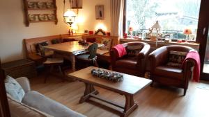 ヴィンターベルクにあるWinterberg-Hasewinkelのリビングルーム(ソファ、テーブル、椅子付)