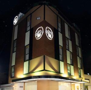 un edificio con dos relojes a un lado. en Hotel Mio Boutique en Cúcuta