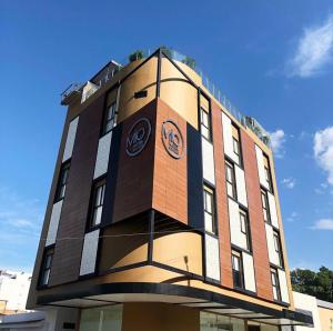库库塔Hotel Mio Boutique的侧面有钟的建筑物
