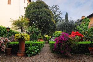 a garden with colorful flowers and bushes at Hotel Monna Lisa in Florence