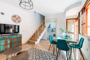 Televízia a/alebo spoločenská miestnosť v ubytovaní Veoapartment Estrella