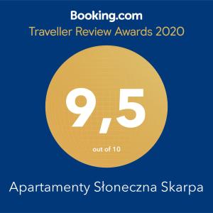 un cerchio giallo con il numero cinque e i premi per la valutazione itinerante di Apartament Słoneczna Skarpa a Rabka-Zdrój