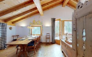 Un comedor con mesa y sillas de madera. en Adrisa 11, en St. Moritz
