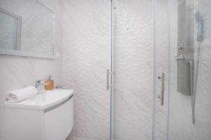 Koupelna v ubytování Seaside apartments Polić, Rogoznica + 37 fotografií