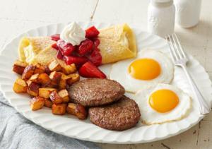 un plato de desayuno con huevos, salchichas y patatas en Sea And River View Mirissa, en Mirissa