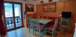TV a/nebo společenská místnost v ubytování Family Apartment ENZIAN Top 9