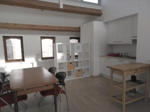 een keuken en eetkamer met een tafel en stoelen bij Sfeervol rustige loft in Oostende