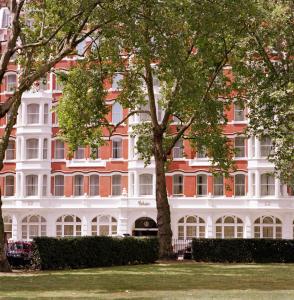 un gran edificio con árboles delante de él en Malmaison London en Londres