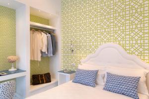 A bed or beds in a room at SorrentoVibes - Design Holiday Home in Sorrento city center