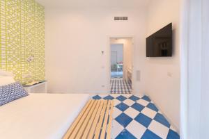 A bed or beds in a room at SorrentoVibes - Design Holiday Home in Sorrento city center