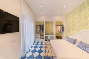 A bed or beds in a room at SorrentoVibes - Design Holiday Home in Sorrento city center