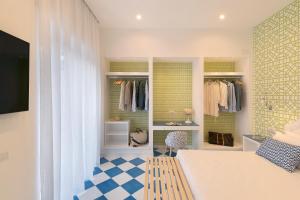 A bed or beds in a room at SorrentoVibes - Design Holiday Home in Sorrento city center