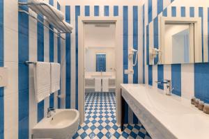 A bathroom at SorrentoVibes - Design Holiday Home in Sorrento city center