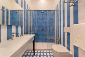 A bathroom at SorrentoVibes - Design Holiday Home in Sorrento city center