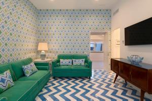 A seating area at SorrentoVibes - Design Holiday Home in Sorrento city center Még 14 kép
