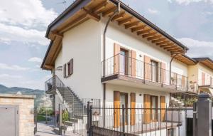 ein weißes Haus mit einem Balkon und einer Treppe in der Unterkunft CASA VACANZE ISEO e FRANCIACORTA in Iseo