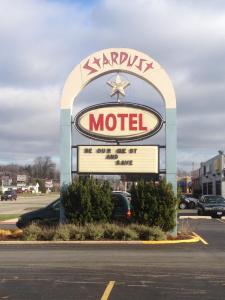 um sinal para um motel num parque de estacionamento em Stardust Motel em Naperville