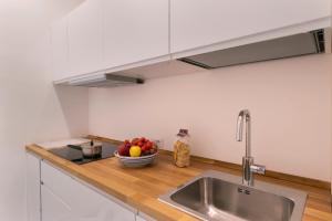 una cocina con fregadero y un bol de fruta en Design Holiday Home in Sorrento city center, en Sorrento