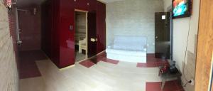 un pasillo con una habitación con espejo y silla en Guest House Arima, en Sushina