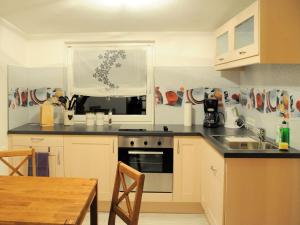 cocina con fregadero, ventana y mesa en Apartment Schneestern, en Suhl