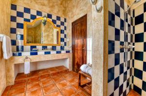 Koupelna v ubytování Hotel Palacio de Doña Beatriz + 37 fotografií