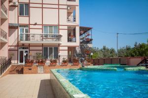 Bazén v ubytování Hotel NATALI nebo v jeho okolí