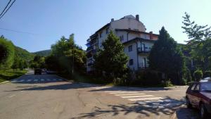 un edificio al costado de una carretera en Apartman Jovana Sokobanja, en Soko Banja 3 fotos más