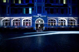 un edificio de noche con luces en la calle en Malmaison London, en Londres