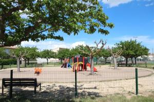 Ο χώρος παιχνιδιού για παιδιά στο 80m de la plage Appartement au rdc d'une maison 1 chambre 4 couchages cour LXRV9B