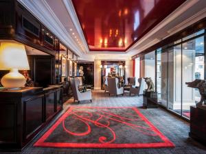 vestíbulo del hotel con alfombra roja en el suelo en Park Hôtel Grenoble - MGallery en Grenoble