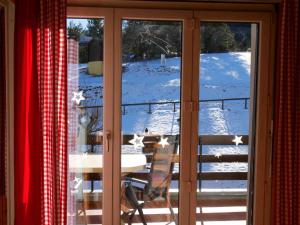 Romantic Chalet-Style Flat with Mountain View að vetri til