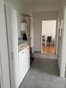 cocina con armarios blancos y comedor en Ferienwohnung in Bern en Berna