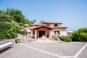 una casa con un banco en un estacionamiento en Olivella, en Campagnano di Roma