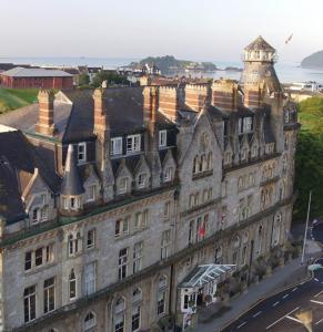 stary budynek z wieżą na górze w obiekcie Duke Of Cornwall Hotel w mieście Plymouth