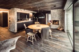 cocina y comedor con mesa y sillas en Luxus Chalet Quellhaus, en Hinterstoder