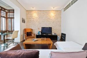 een woonkamer met een bank en een tafel bij Bennecke Bailen in Alicante