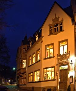 グライツにあるParkschlösschen in Greizの夜間の照明付き窓のある白い大きな建物