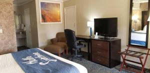 Μια τηλεόραση ή/και κέντρο ψυχαγωγίας στο Days Inn & Suites by Wyndham Trinidad