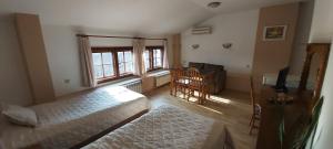een woonkamer met een bed en een raam bij Citadel Guest House in Varna