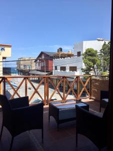 Habitación con vistas a un balcón con sillas y mesa. en RS Las Grutas, en Las Grutas