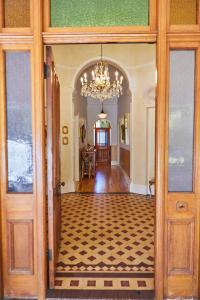 una puerta abierta a una habitación con una lámpara de araña en Villa Puccini, en Ciudad del Cabo