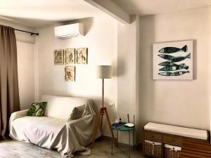 um quarto com uma cama, uma mesa e um candeeiro em Cà Lea,2 Minuti dalla Spiaggia di Monterosso em Monterosso al Mare
